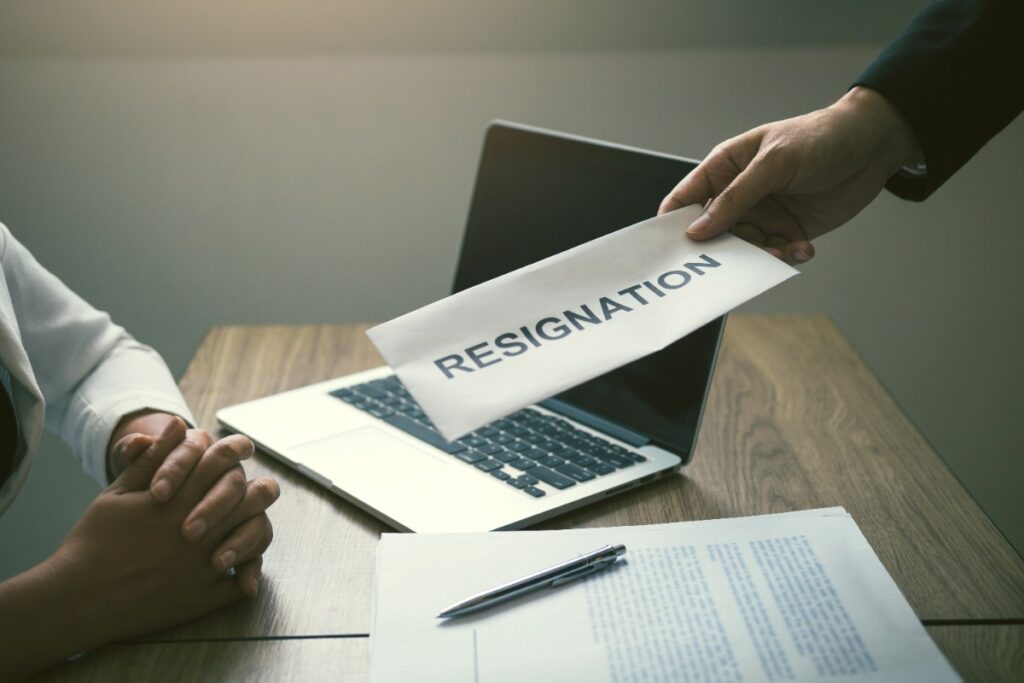 Un employé qui donne sa lettre de démission au responsable