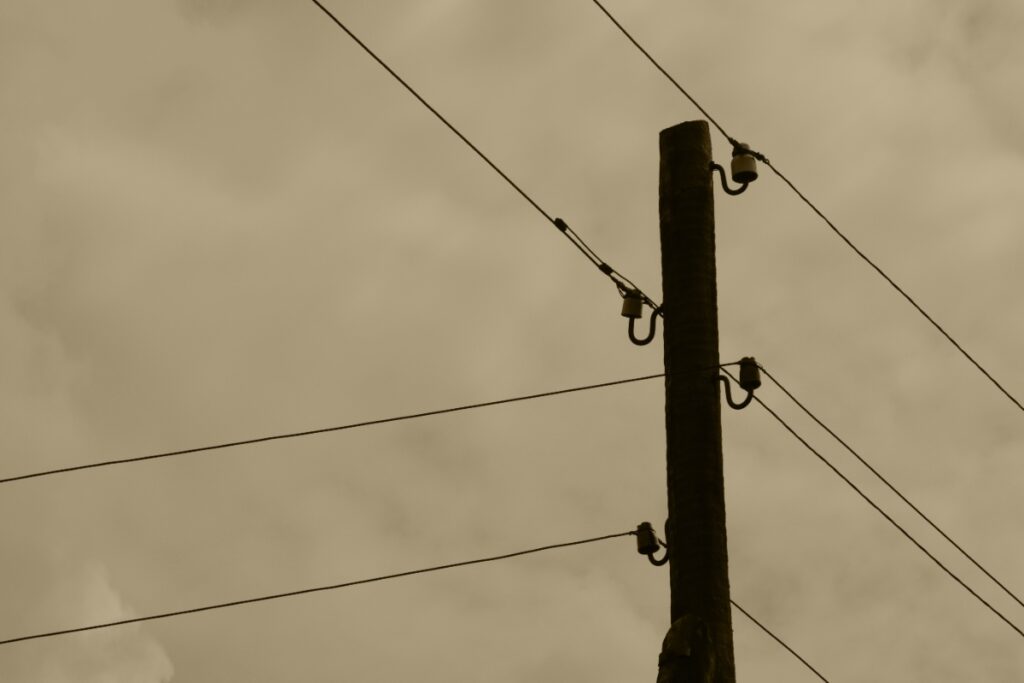 Des lignes électriques installées sur un poteau