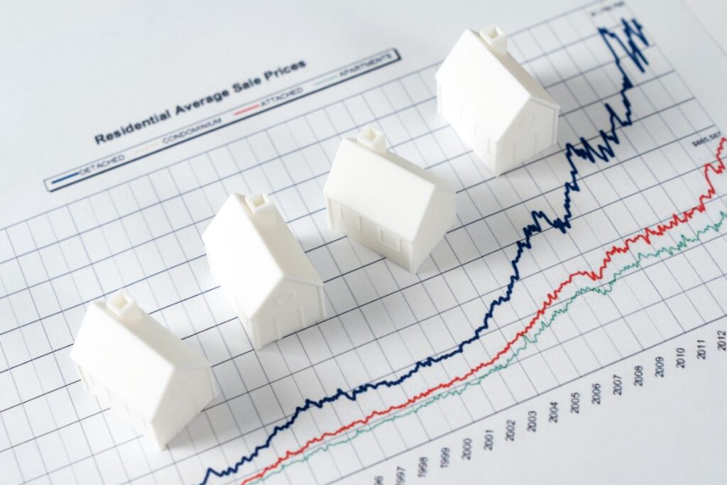 Un papier avec un courbe de croissance du marché des prix immobilier