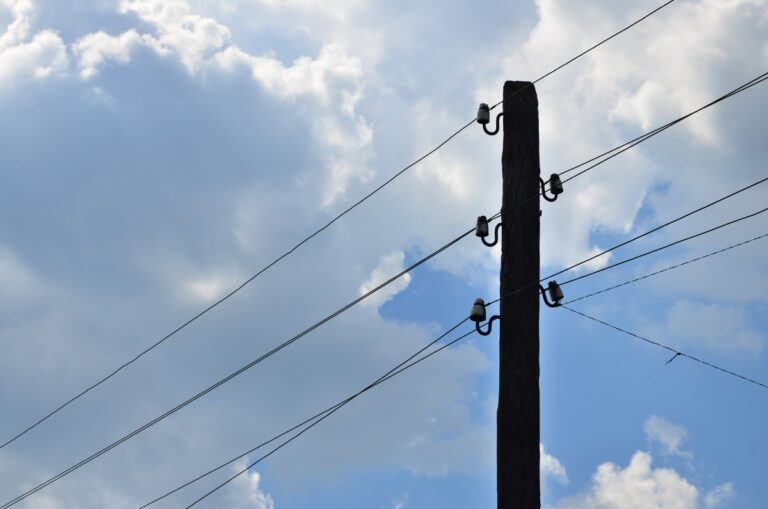 Un poteau électrique avec des lignes électriques installées