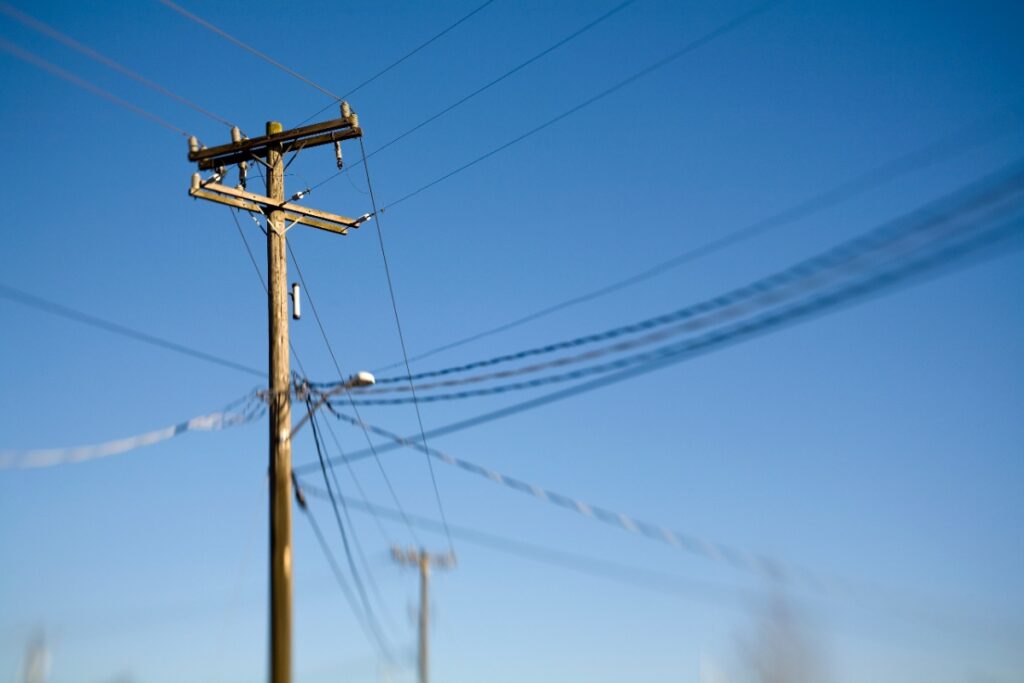 Un poteau avec des fils électriques